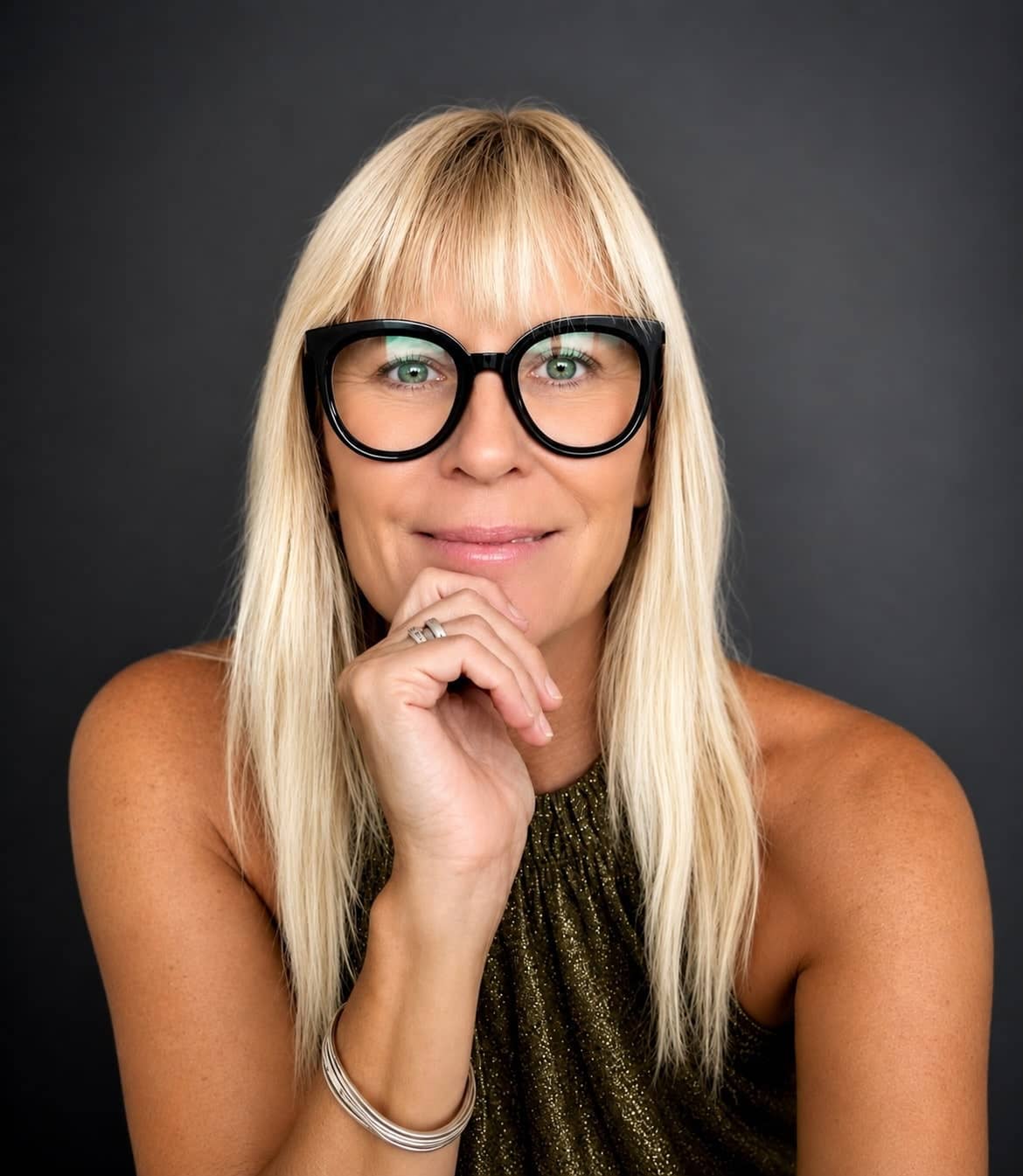 Tina Maria Werner mit Brille, die Hand am Kinn, schwarz-weiß