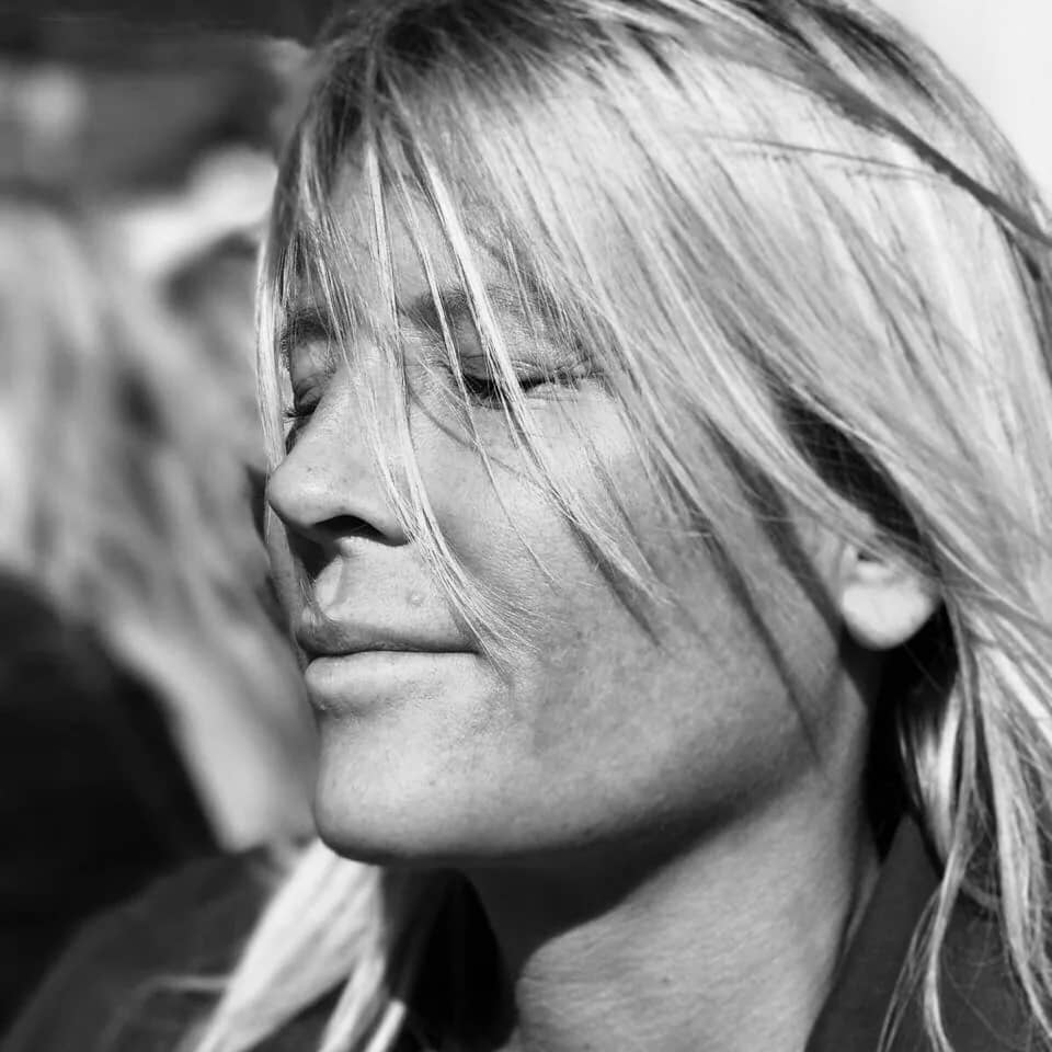 Tina Maria Werner im Profil mit geschlossenen Augen, das Haar im Wind, schwarz-weiß