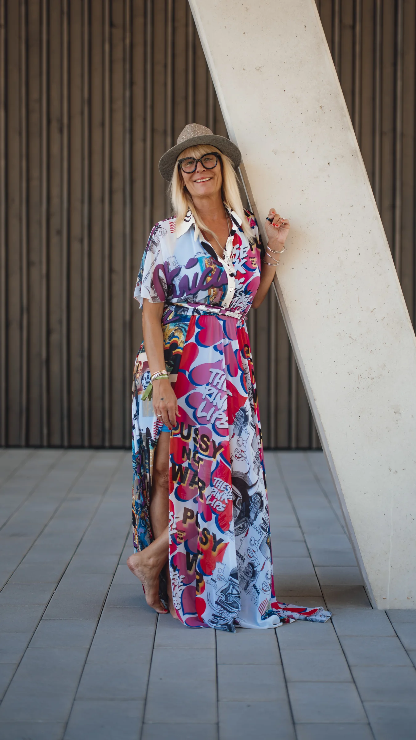 Tina Maria Werner beim IDBM 2026, mit Hut und buntem Kleid an eine helle Säule gelehnt